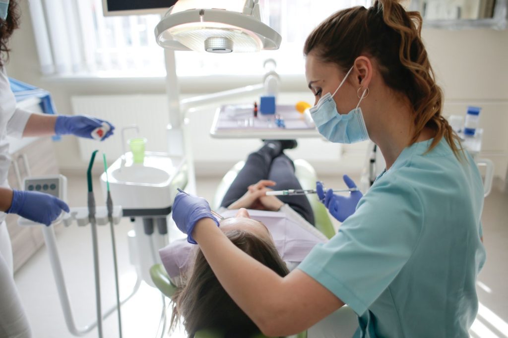 Coronas Dentales Dentist, assistant and patient