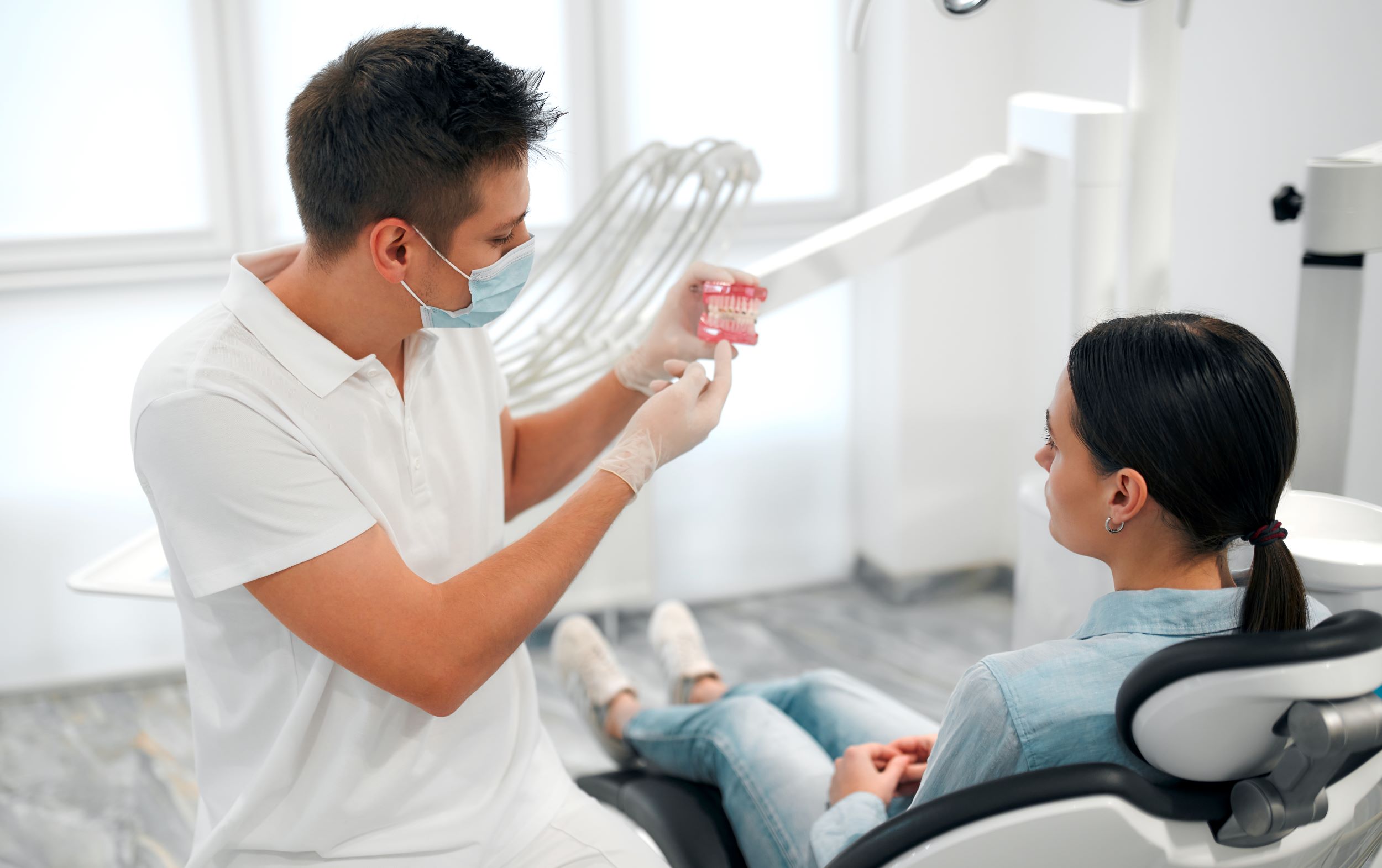 Coronas Dentales Dentist with dental bridge in the hands