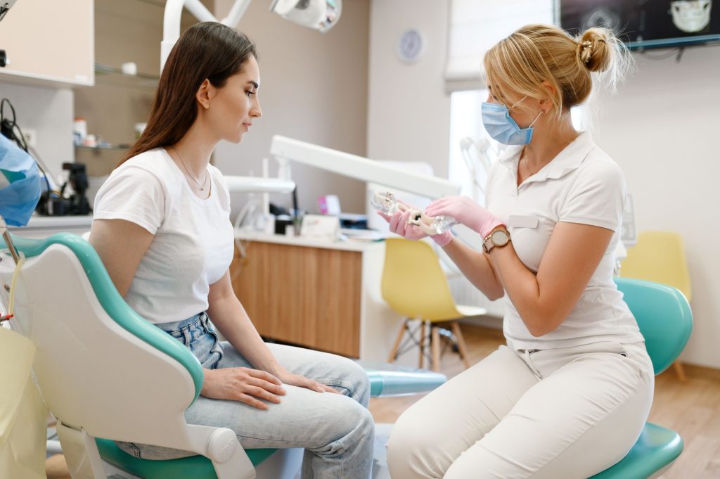 Coronas Dentales Dentist talks to his patient