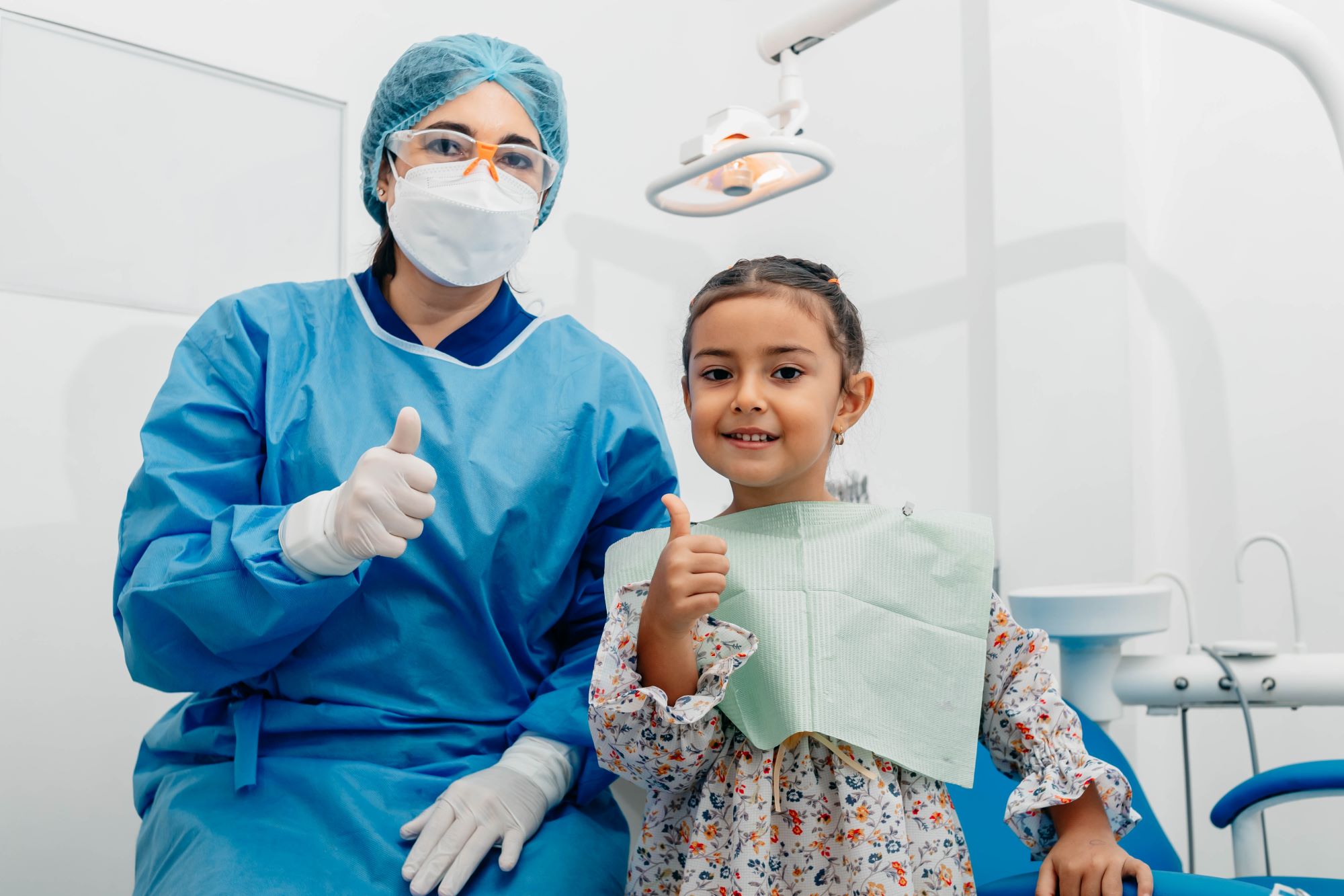 Dentista en Ventura Dentista y niña en consultorio dental. Dentista en Ventura