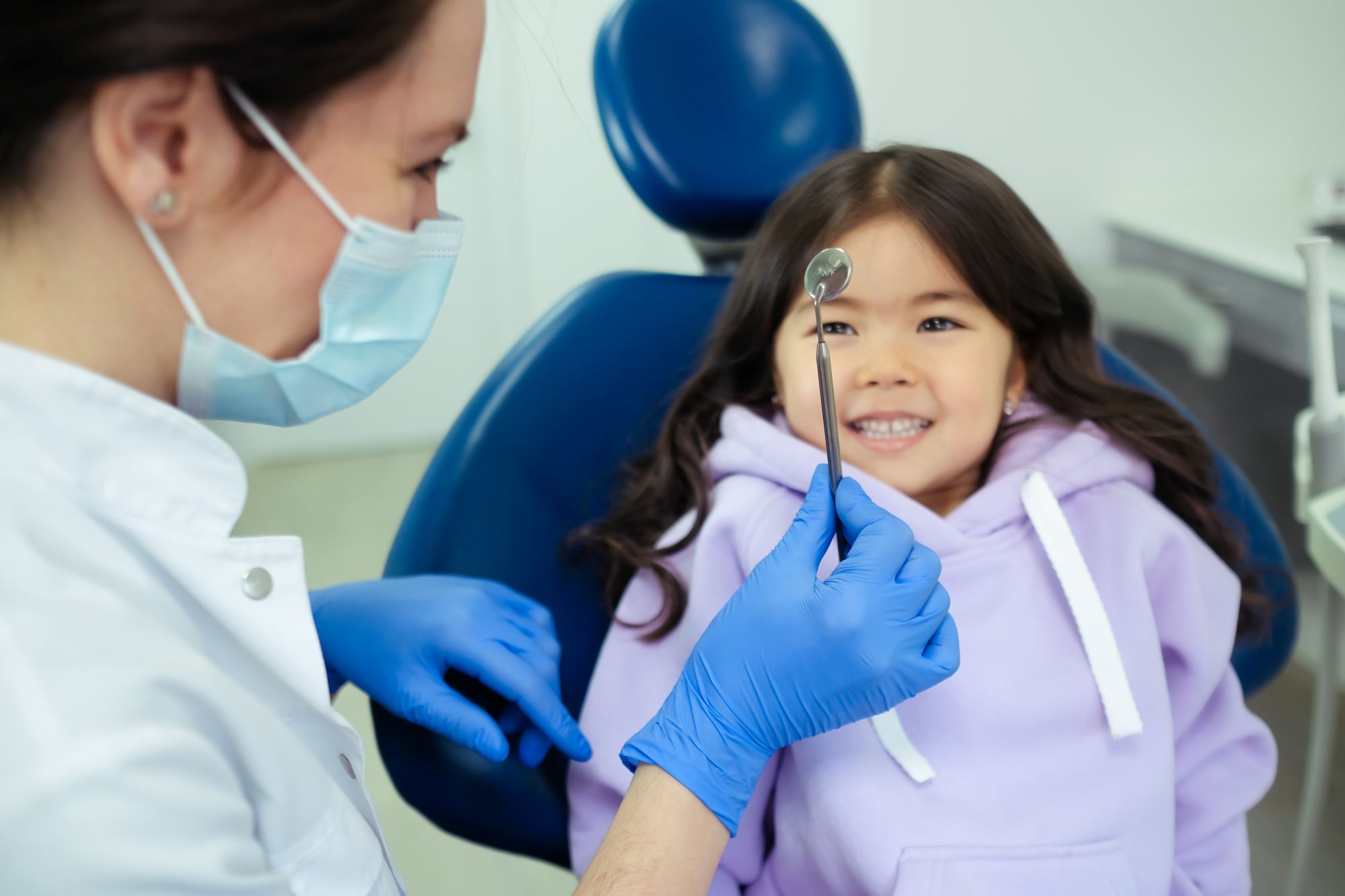 Dentista en Ventura Linda niña en consultorio dental